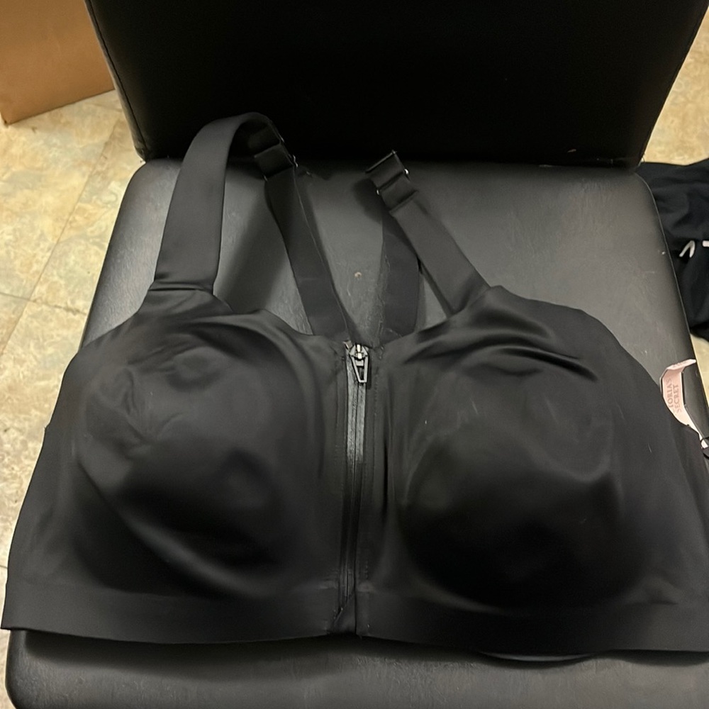 NWT Victoria secret sports bra SIZE 40 DD